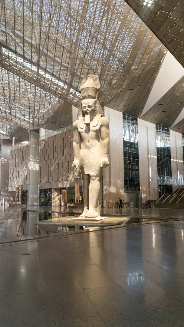 Anciennes figurines en bois exposées au Grand Musée égyptien