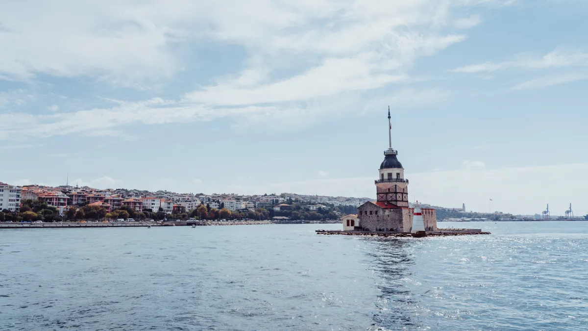 Maiden’s Tower in de Bosporus met de skyline van Istanbul