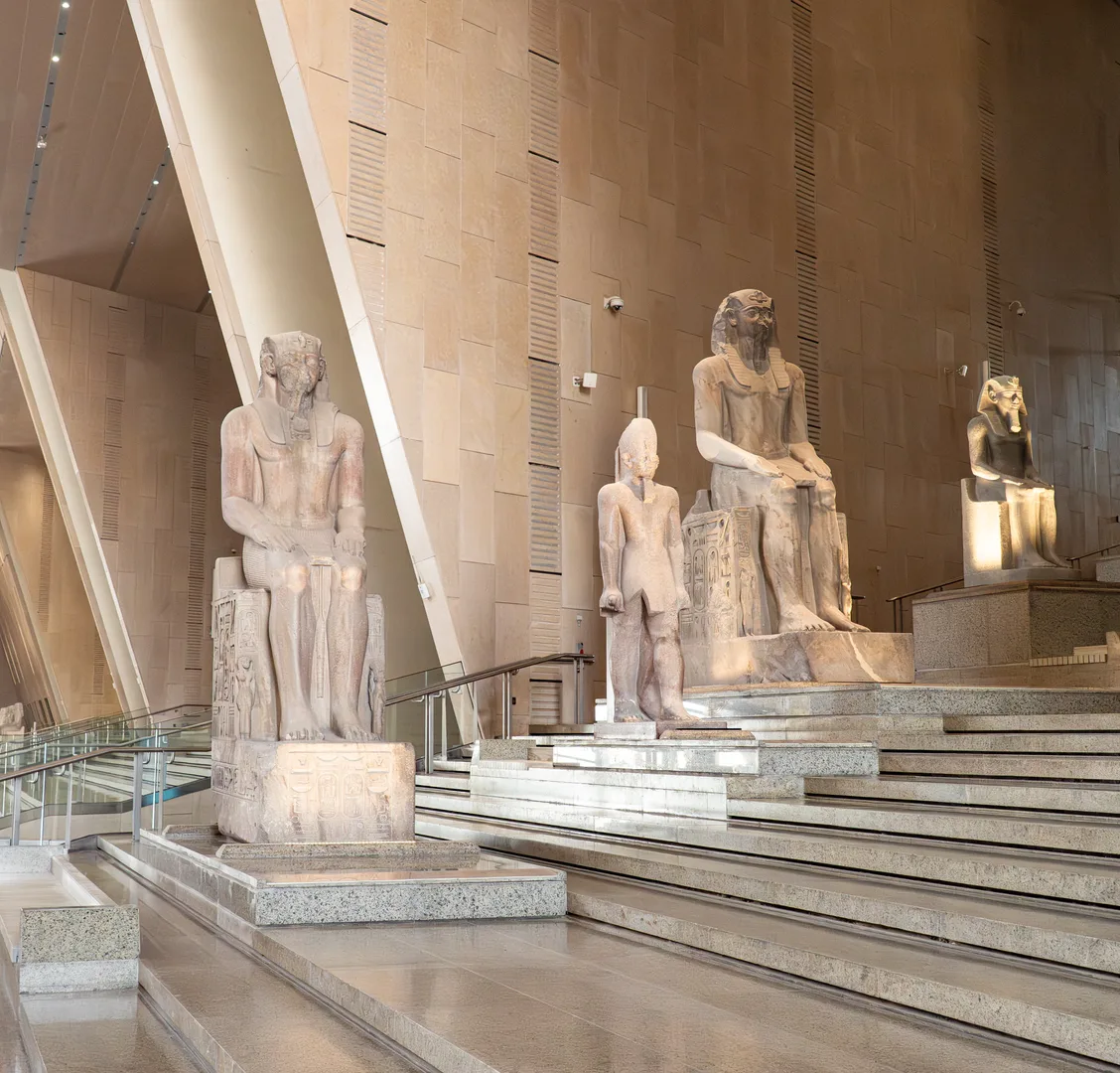 La pyramide encadrée par la fenêtre du Grand Musée égyptien
