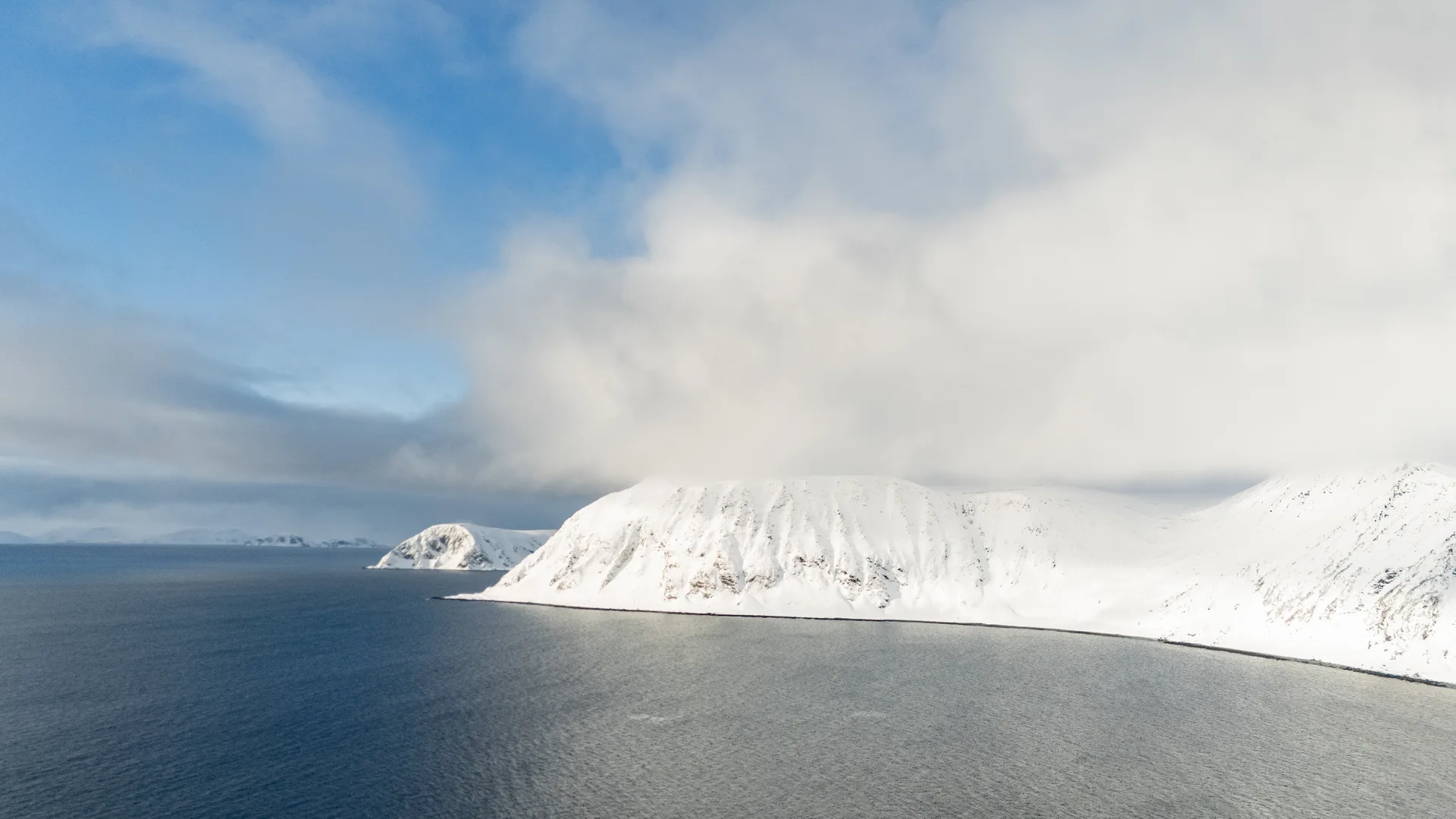 Vue aérienne d'un littoral arctique enneigé près du Cap Nord