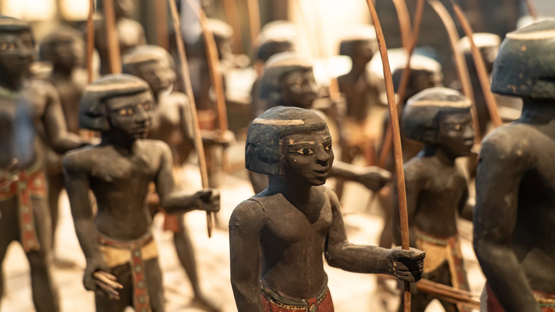 Le colosse de Ramsès II dans l'atrium du Grand Musée égyptien