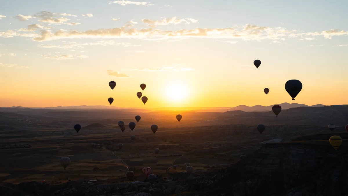 Luchtballonnen boven Cappadocië bij zonsopgang