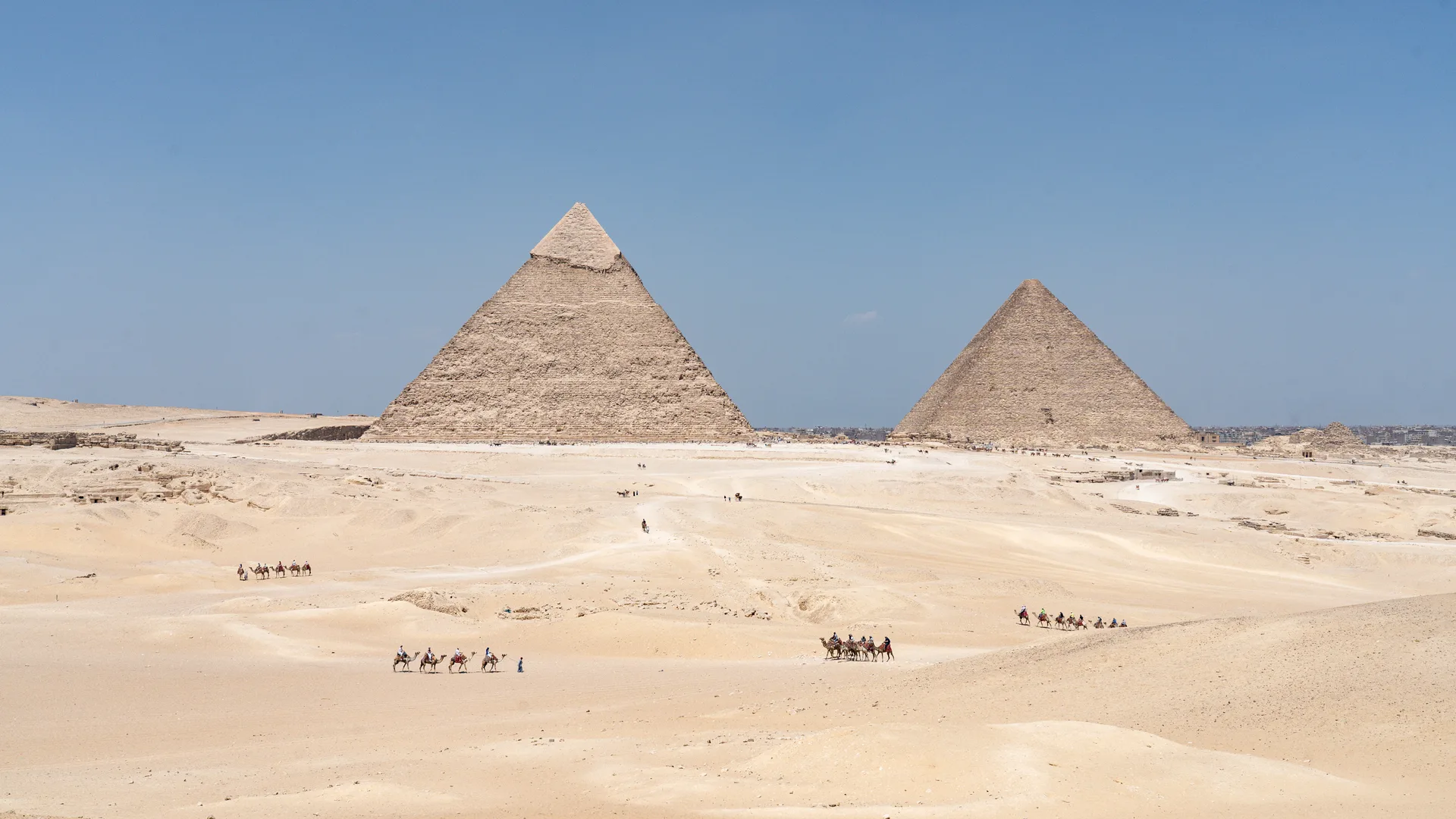 Les grandes pyramides de Gizeh s'élevant du désert